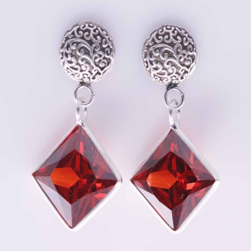 Earring Square with Circonia 10x10mm. Garnet Color