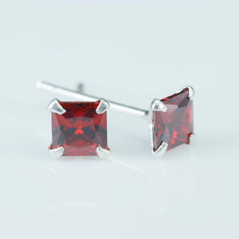 Ea C.Z. sq 4x4mm. Garnet Color