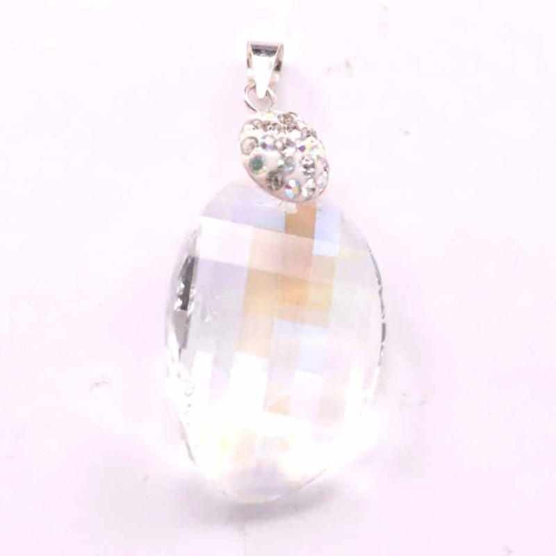 Pendant suaros.A small oval with round crystal