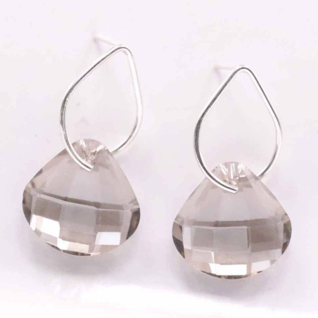 Earring suaros.A diamond with line peen grey color