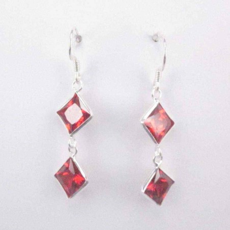 Ea c.z. 2 st. sq 6x6mm. Garnet Color