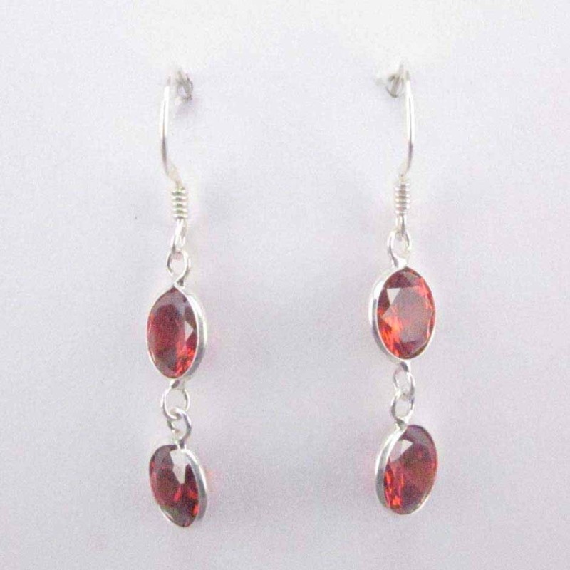 Ea c.z. 2 st. rd 7mm. Garnet Color