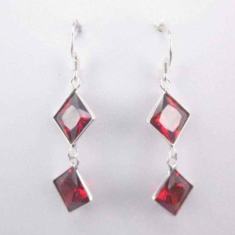 Ea c.z. 2 st. sq 8x8mm. Garnet color