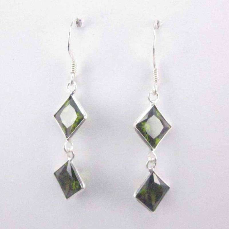 Ea c.z. 2 st. sq 8x8mm. Peridote color