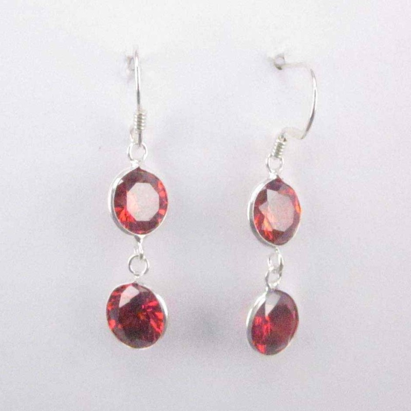 Ea c.z. 2 st. rd 8mm. Garnet color