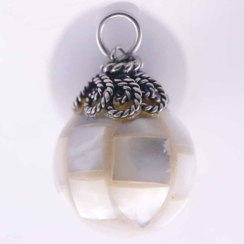 Pendant Ball 17mm. sound Mother of Pearl