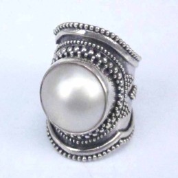 Ring Round with Pearl Hand make