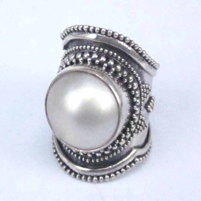 Ring Round with Pearl Hand make