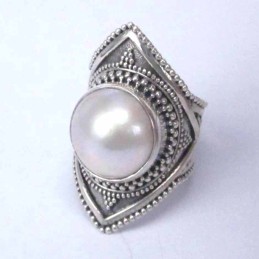 Ring Round with Pearl Hand make