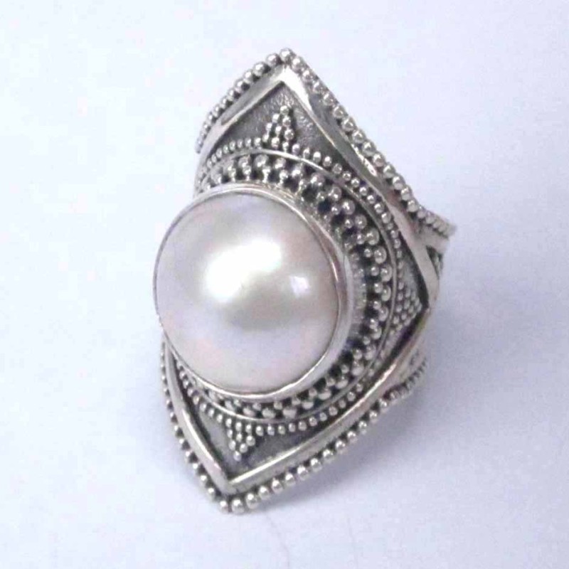 Ring Round with Pearl Hand make