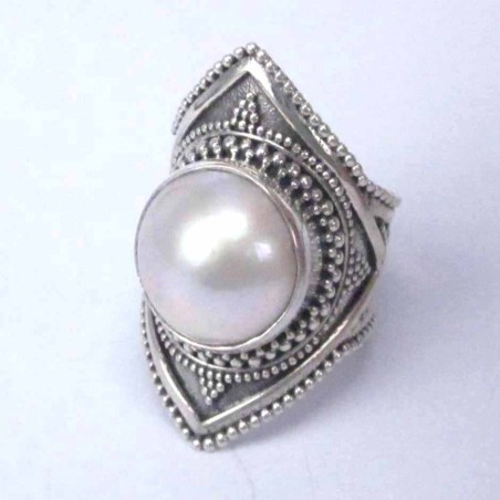 Ring Round with Pearl Hand make