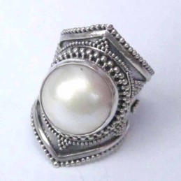 Ring Round with Pearl Hand make
