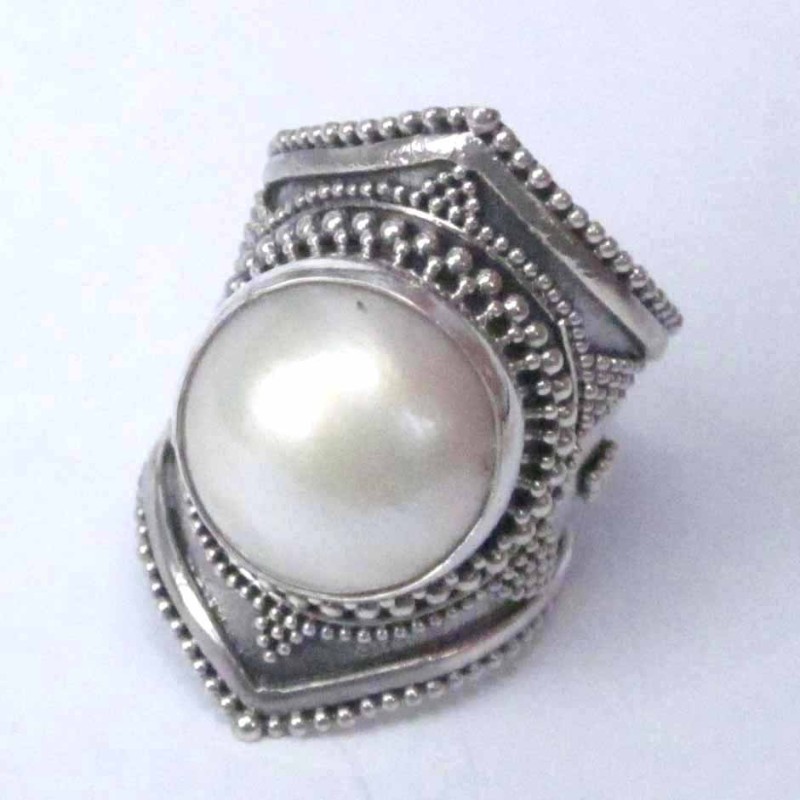 Ring Round with Pearl Hand make