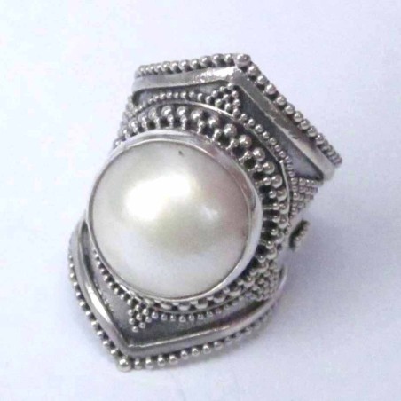 Ring Round with Pearl Hand make