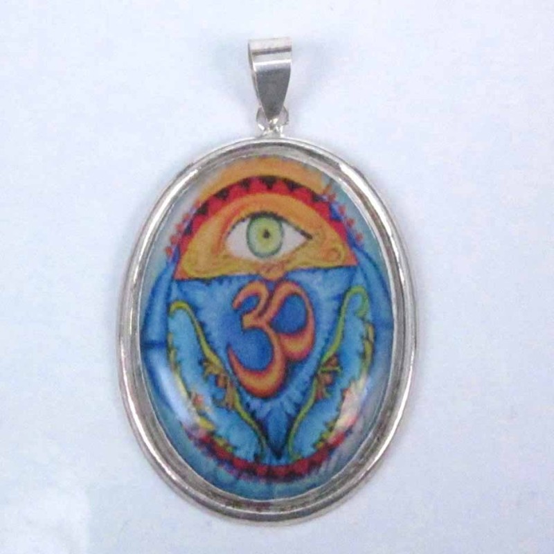 Pendant Oval 32mm. Hand Image